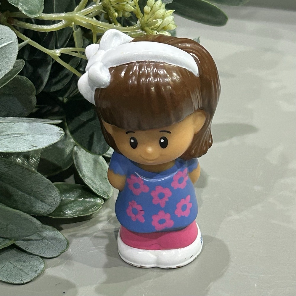 Fisher-Price LITTLE PEOPLE Girl MIA Blue Floral Figure White Bow Toy 2012